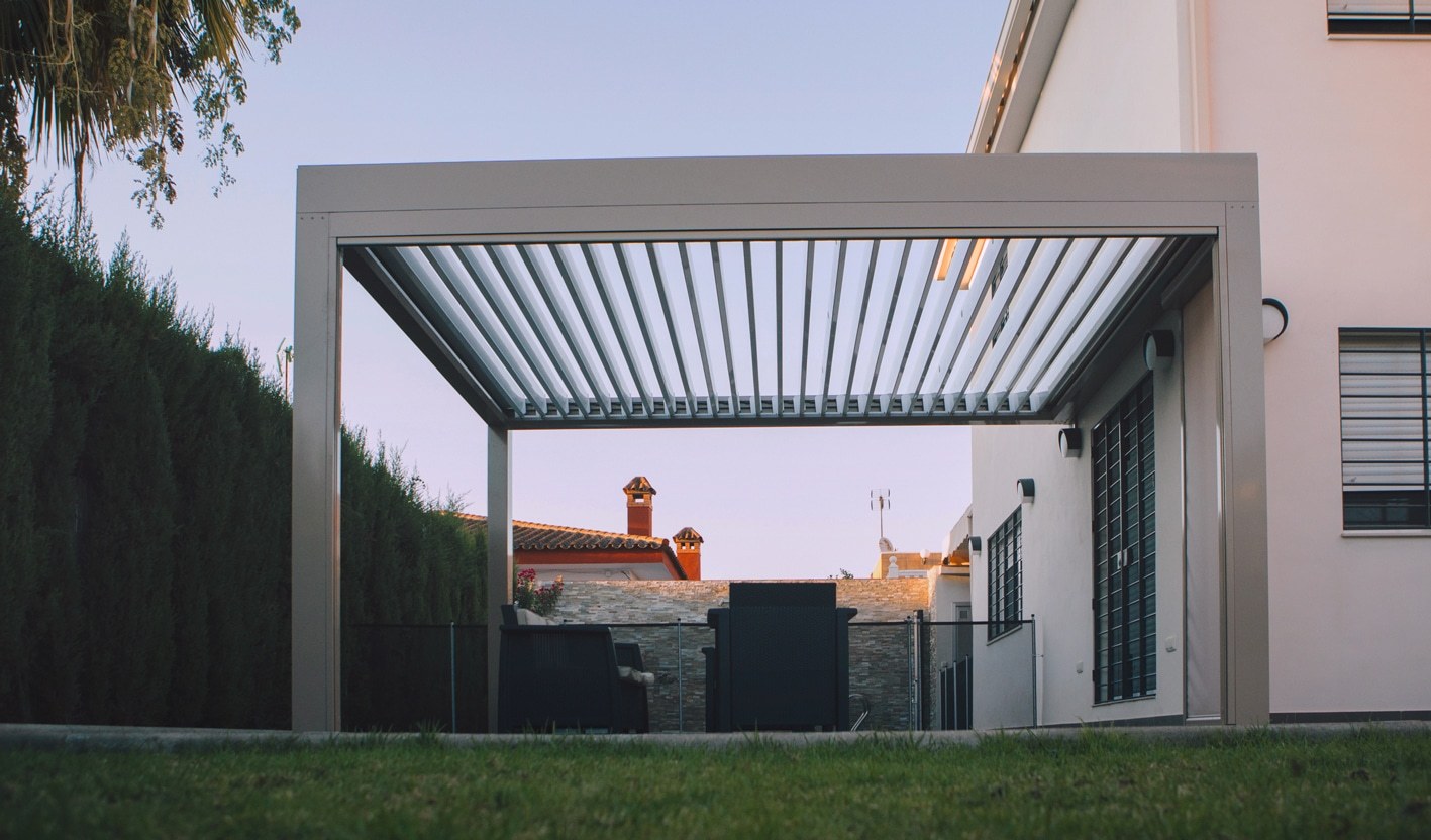 Pérgola bioclimática con lamas orientables instalada en Tenerife